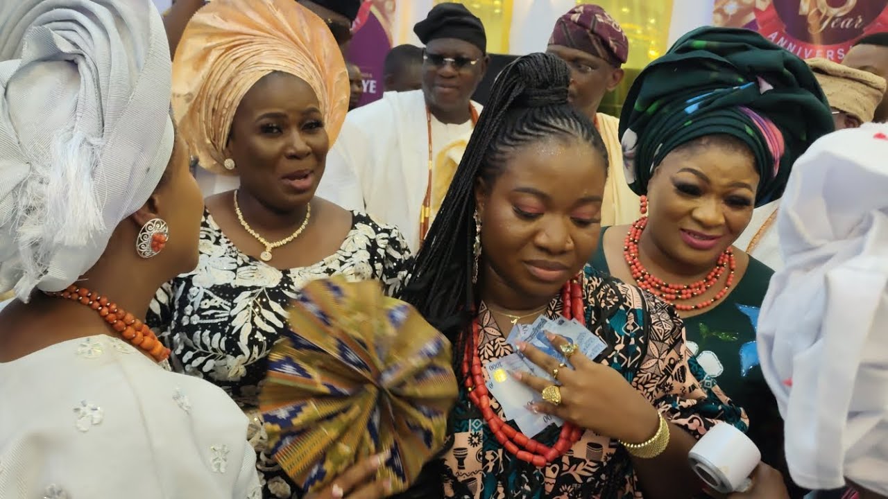 Первая дочь Оони, принцесса Адеола, вернулась домой, чтобы отметить 10-летие правления отца.