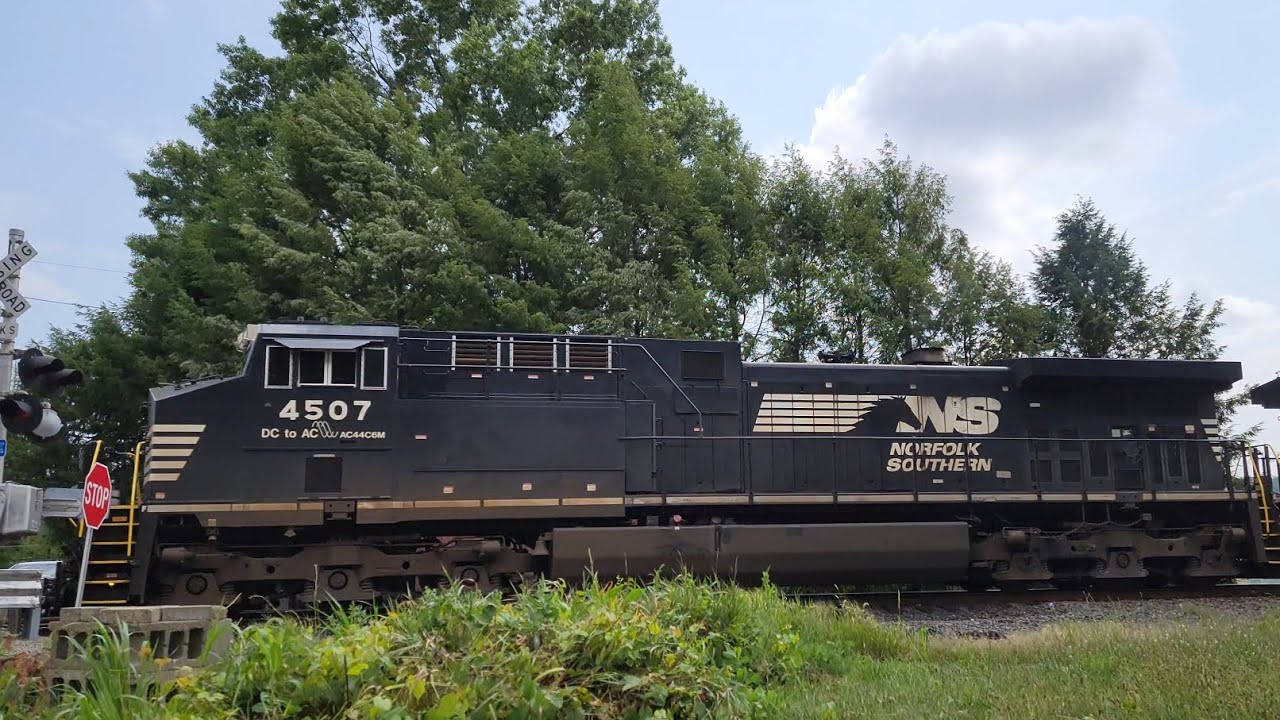 Leslie R5T's or Nathan K5LA-R24's Horns? on Norfolk Southern Dash9 Locomotives