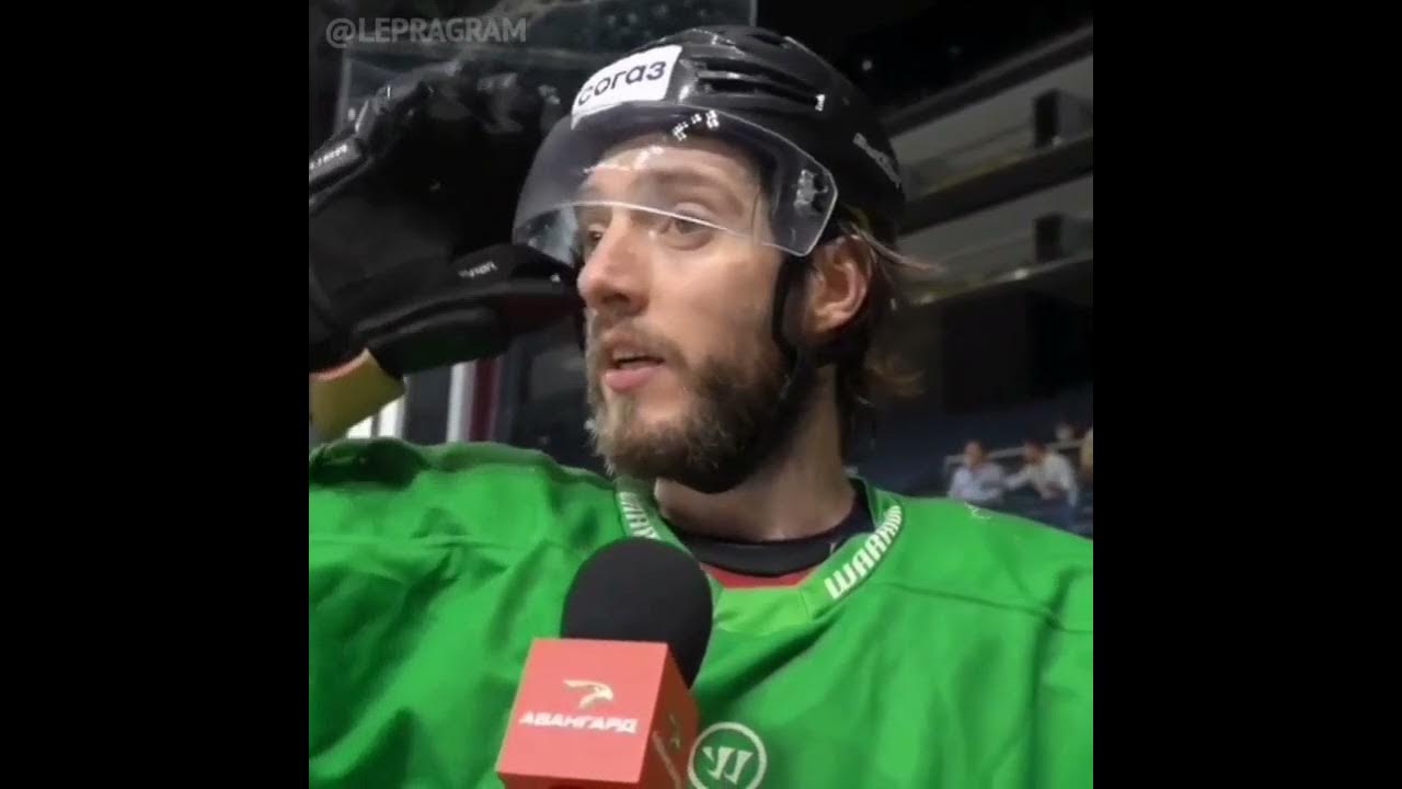 Хоккеист дразнит беззубого хоккеиста gif
