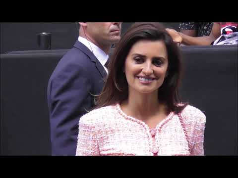 Video: Penelope Cruz Modeller På Chanels Modevisning I Paris