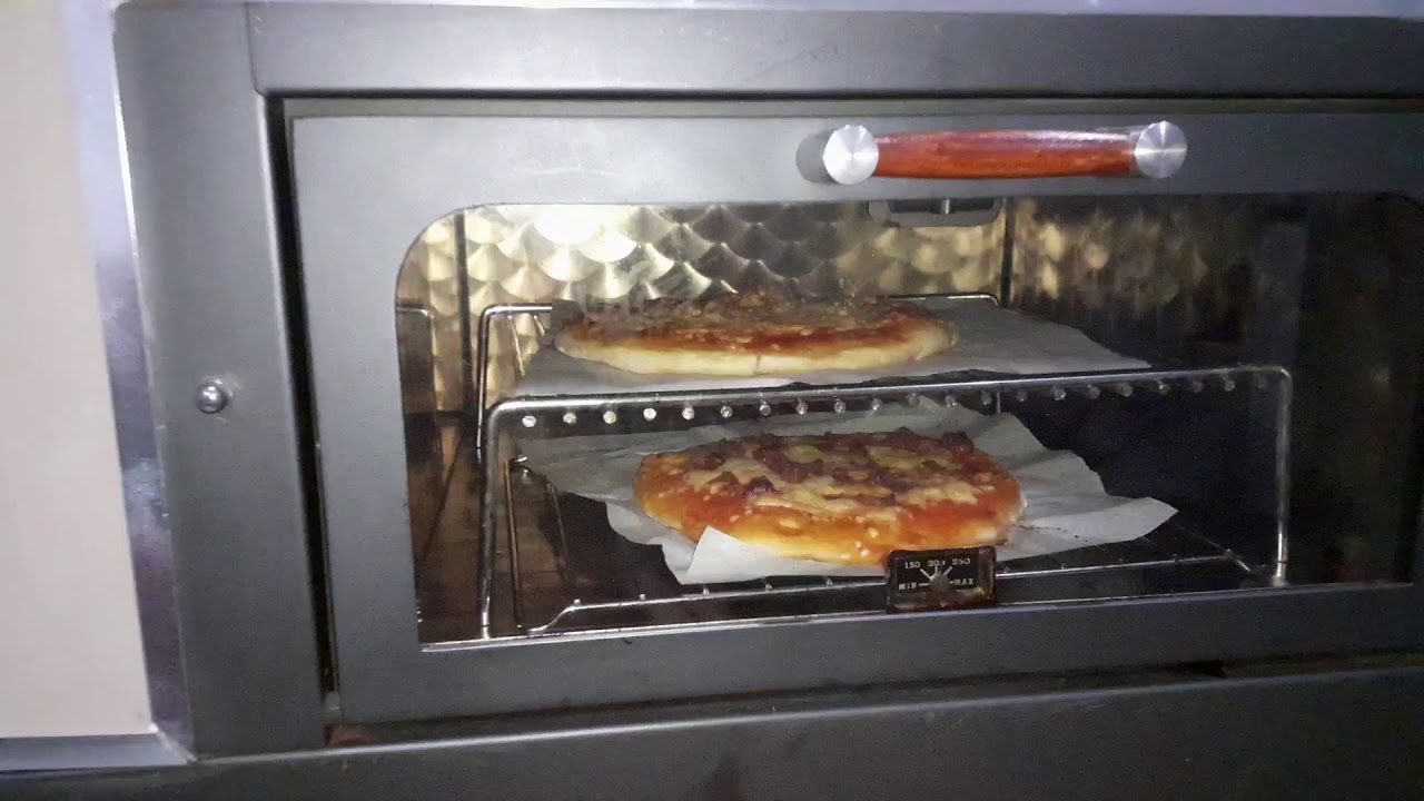 pizza cotta nel termocamino con forno Genius combinato legna pellet  nocciolino accensione dall alto - YouTube