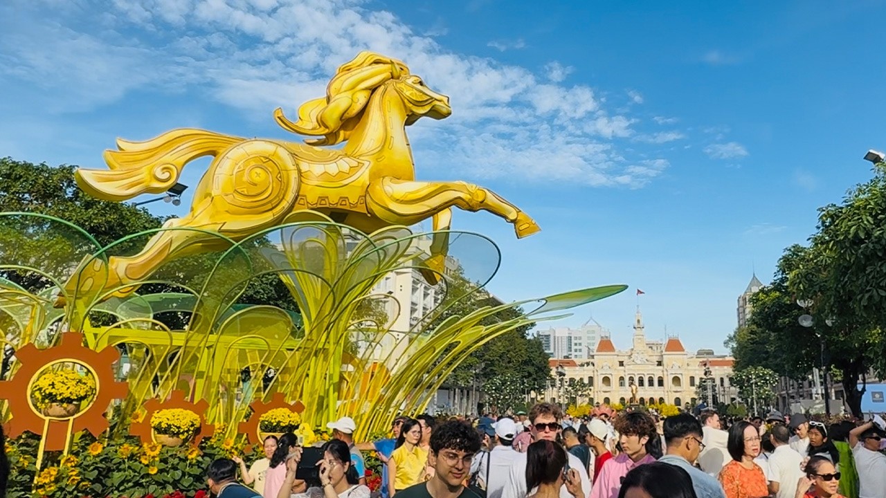 ĐƯỜNG HOA NGUYỄN HUỆ tấp nập người du Xuân Tết Bính Ngọ 2026