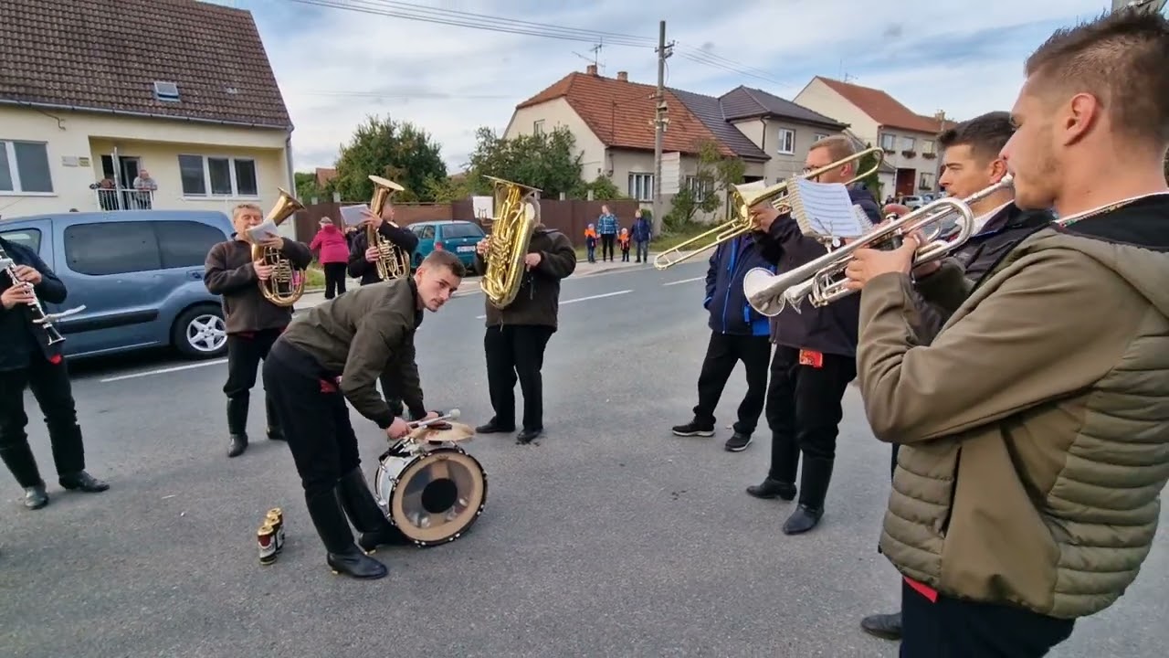 VLKOŠ-VLKOŠSKÉ KROJOVANÉ HODY (dechová hudba Sobuláci a její úvodní skladba před obchůzkou)