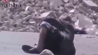 В СИРИИ Асадовские снайпера используют раненного старика в качестве мишени В СИРИИ Асадовские снайпера используют раненного старика в качестве мишени