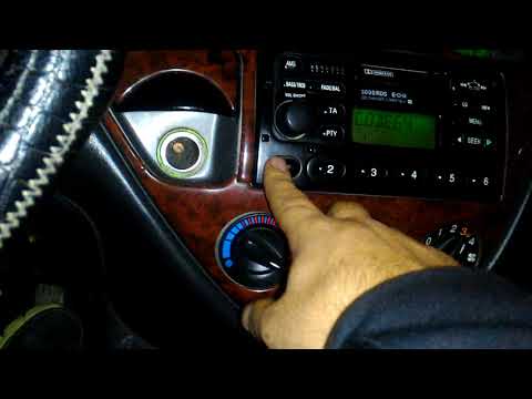 Video: 2003 Ford Focus'tan radyoyu nasıl çıkarırsınız?