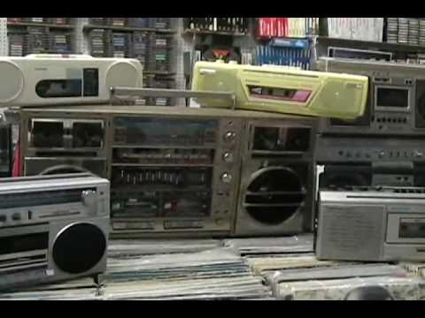 F*** Me I'm Famous PVC Cache-Clef Ghetto Blaster