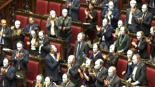 Decreto sicurezza, Pd protesta con le maschere in aula: "Governo crea un esercito di irregolari"
