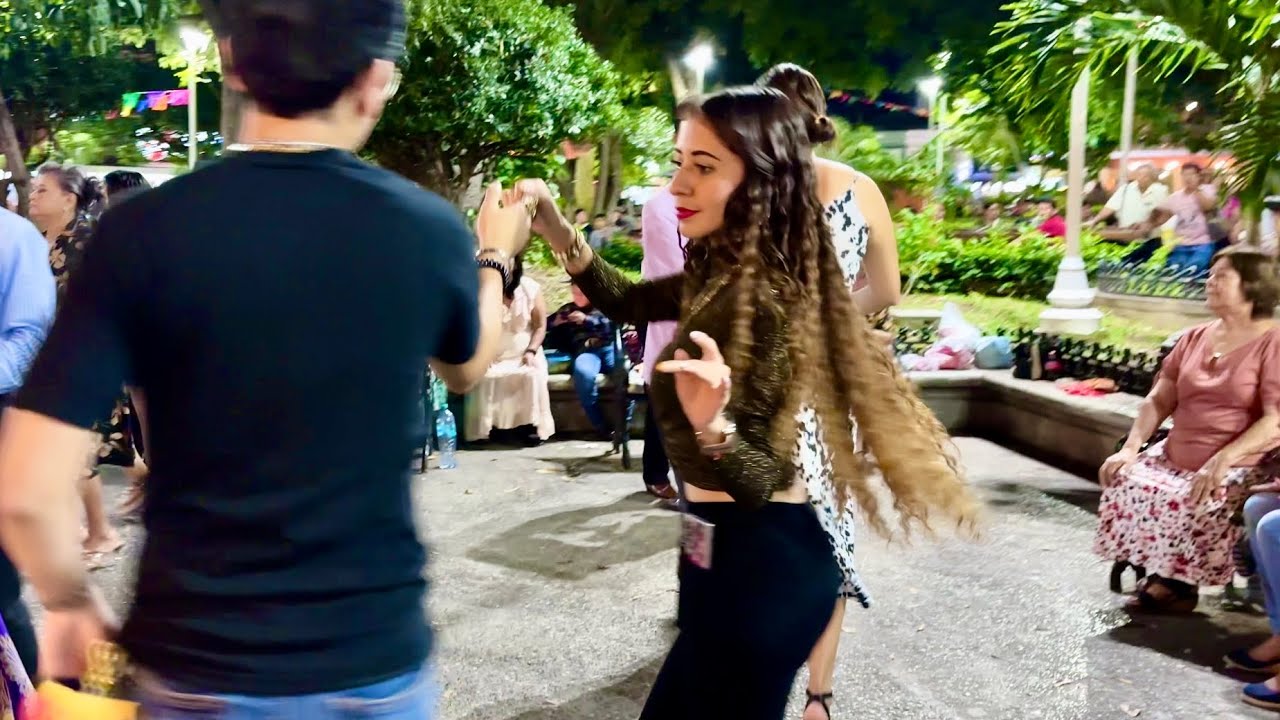 Espectáculo de baile en Chiapas 🇲🇽 parque de la Marimba Lunes 27 de octubre