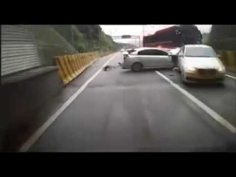 Veja momento em que ônibus colide em vários veículos, deixando mortos e feridos. - YouTube