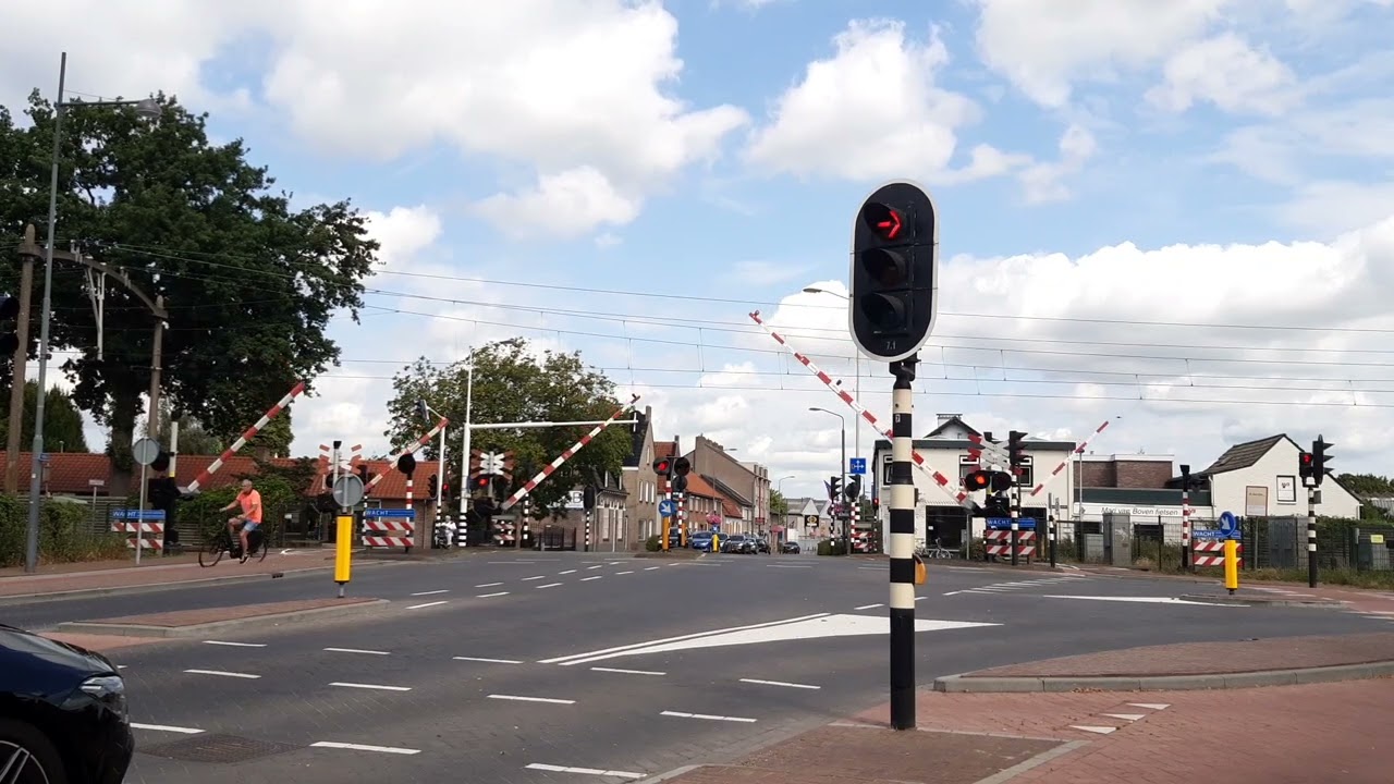 Spoorwegovergang Helmond 't Hout // Dutch Railroad Crossing
