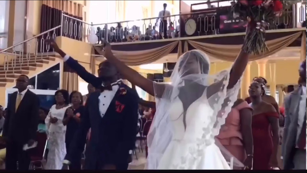 Wow Watch how bride and groom praise in church on their wedding day 