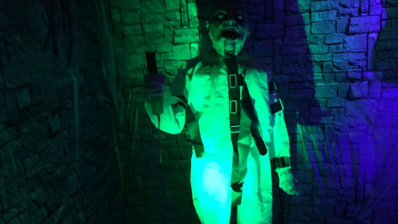 Halloween Fun Shop 2016 Psycho with Syringe