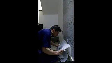 Como consertar papel de parede adesivo?