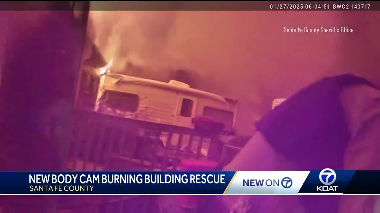 Sheriff's deputies rescue child from burning home - YouTube
