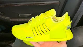 paso nombre de la marca Decepcionado Adidas NMD R1 V2 Solar Yellow shoes - YouTube
