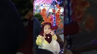 Adik Rayisa dan teteh Rayina seneng banget naik kuda delman malm yg ada lampunya,.🏮🌷🪷🪻🥰#videoshort