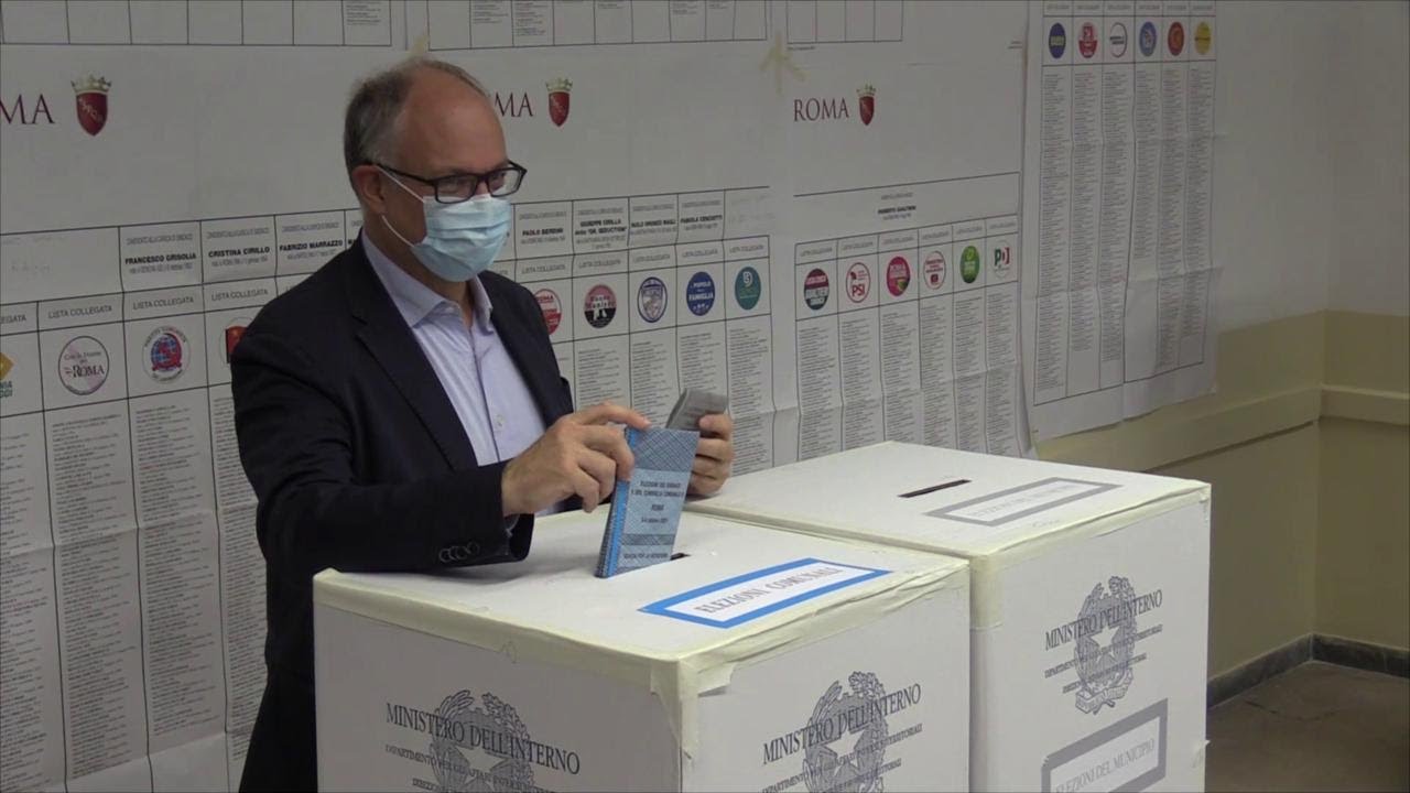 Roma, Gualtieri in fila al seggio: 