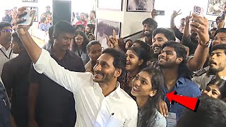 YS Jagan Selfie With I-PAC Team | AP CM YS Jagan Meet with IPAC Team | News Buzz