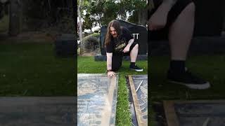 Download Lagu Dimebag Darrell and Vinnie Paul's grave MP3