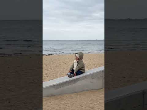 Nemenin prof mikir di pantai.