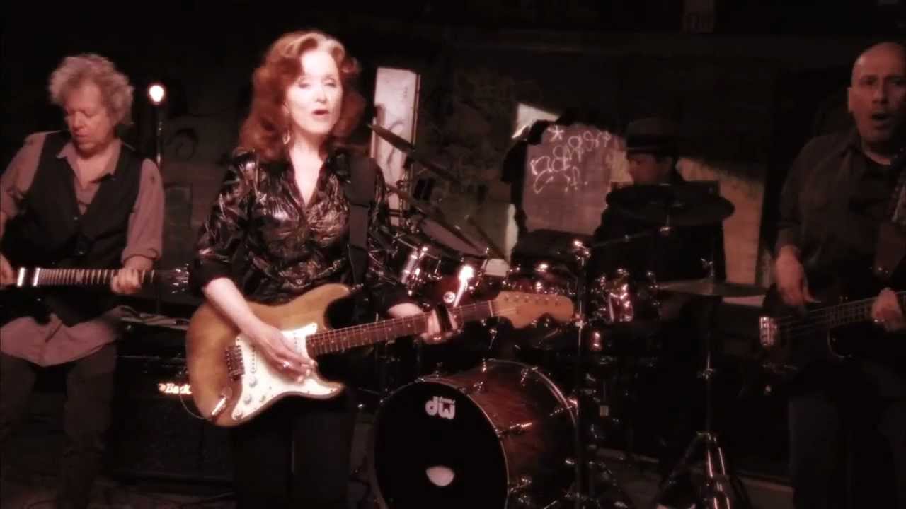 Bonnie Raitt - Right Down The Line (Official Music Video) acordes