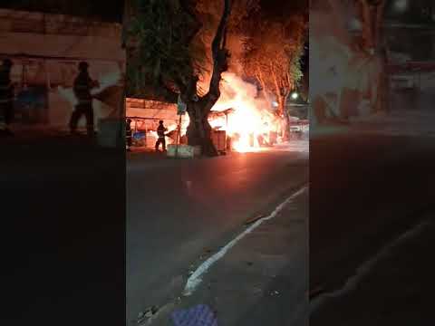 Incêndio na Feira do Tamarineiro, no Centro de Alagoinhas, destrói barracas