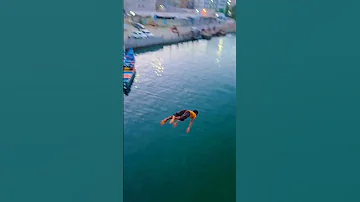 قفز من أعلى جسر الهيبر شي خرافي من شباب المكلا حضرموت اليمن 