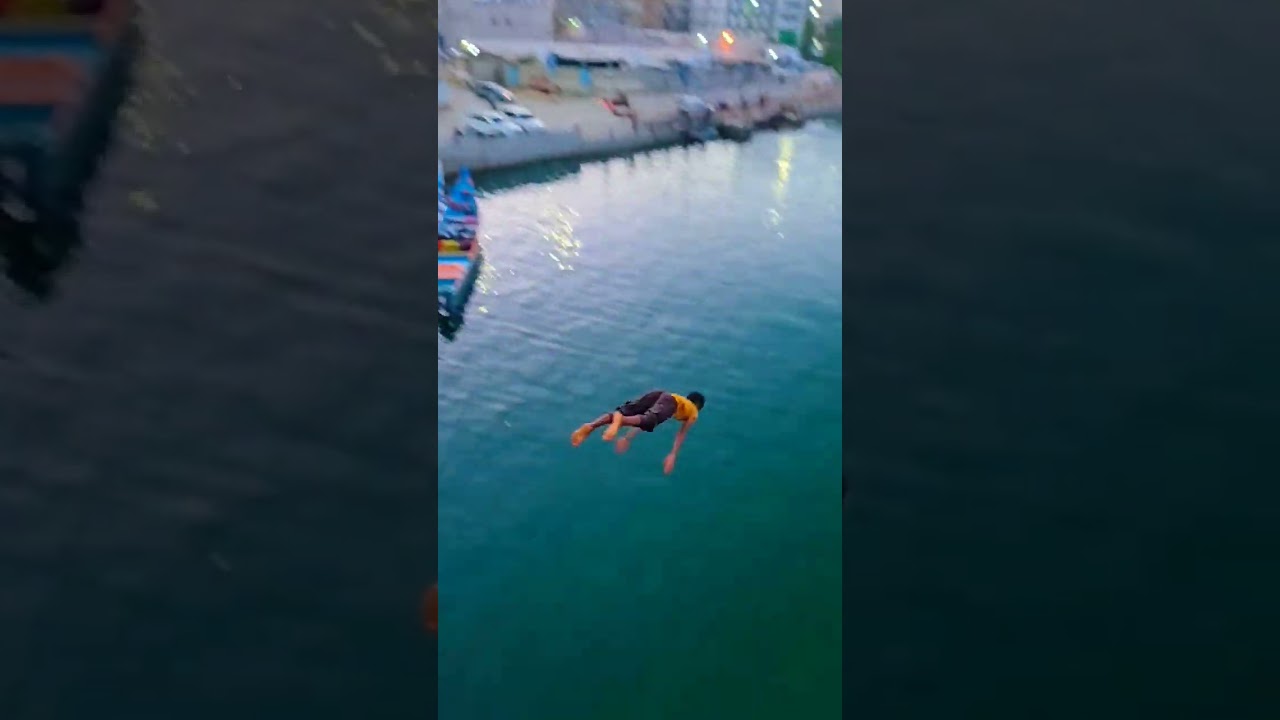 قفز من أعلى جسر الهيبر  شي خرافي من شباب المكلا #حضرموت #اليمن
