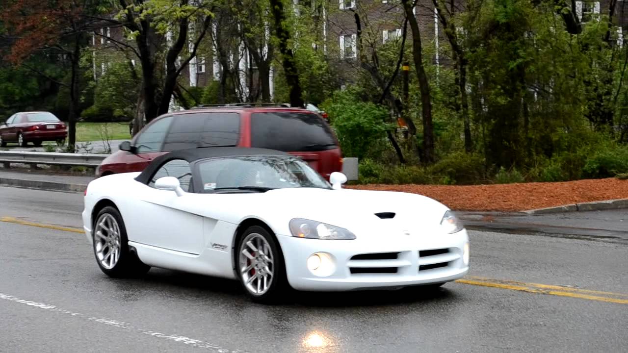 Dodge Viper SRT10 driving into Kaizen Tuning