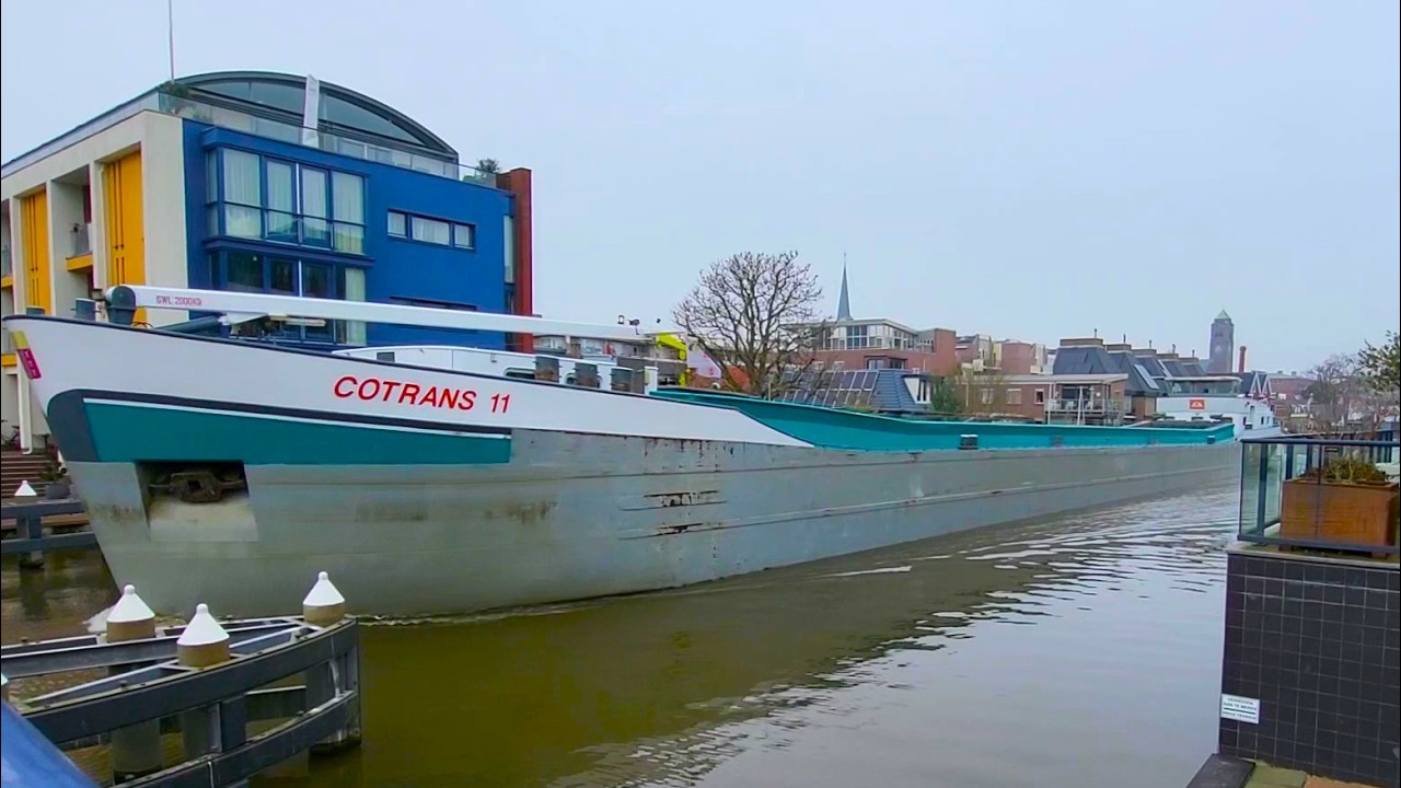 голландский мост открывается и проходит большая баржа