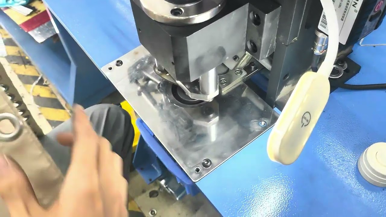Automatic eyelet attaching machine 