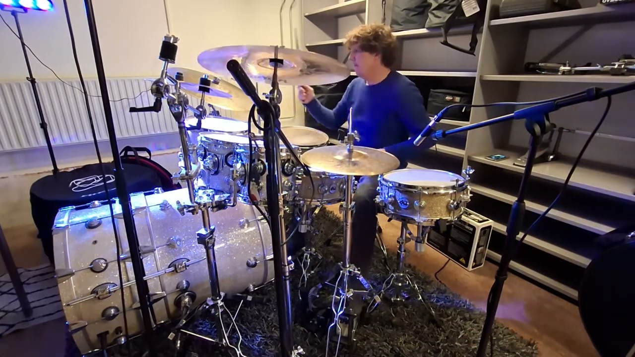 Drumming along the r&b by Tweet in 'complain' - DW Collectors broken glass drums