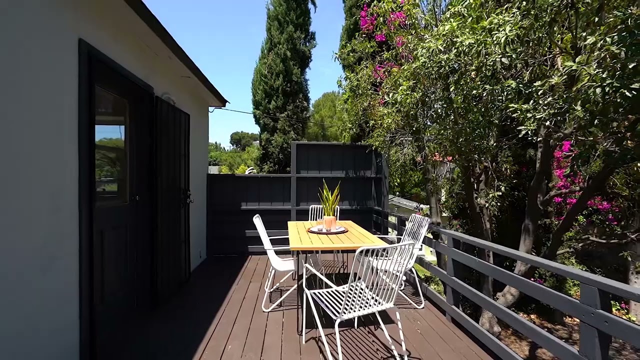 A soulful 1940’s Traditional with a Deco edge in the Franklin Hills. 