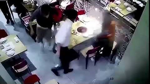 驚!!!! 一家吃火鍋，服務生失手熱湯灑了小孩一身!