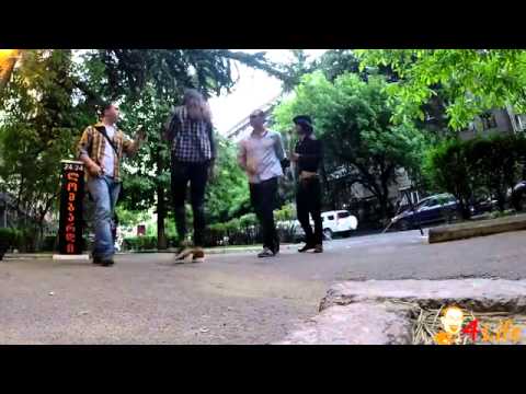 გეი პარტნიორს ქუჩაში ხელს სთხოვს