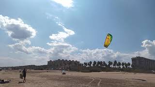Kitesurf en playa La Patacona en Valencia (Spain).