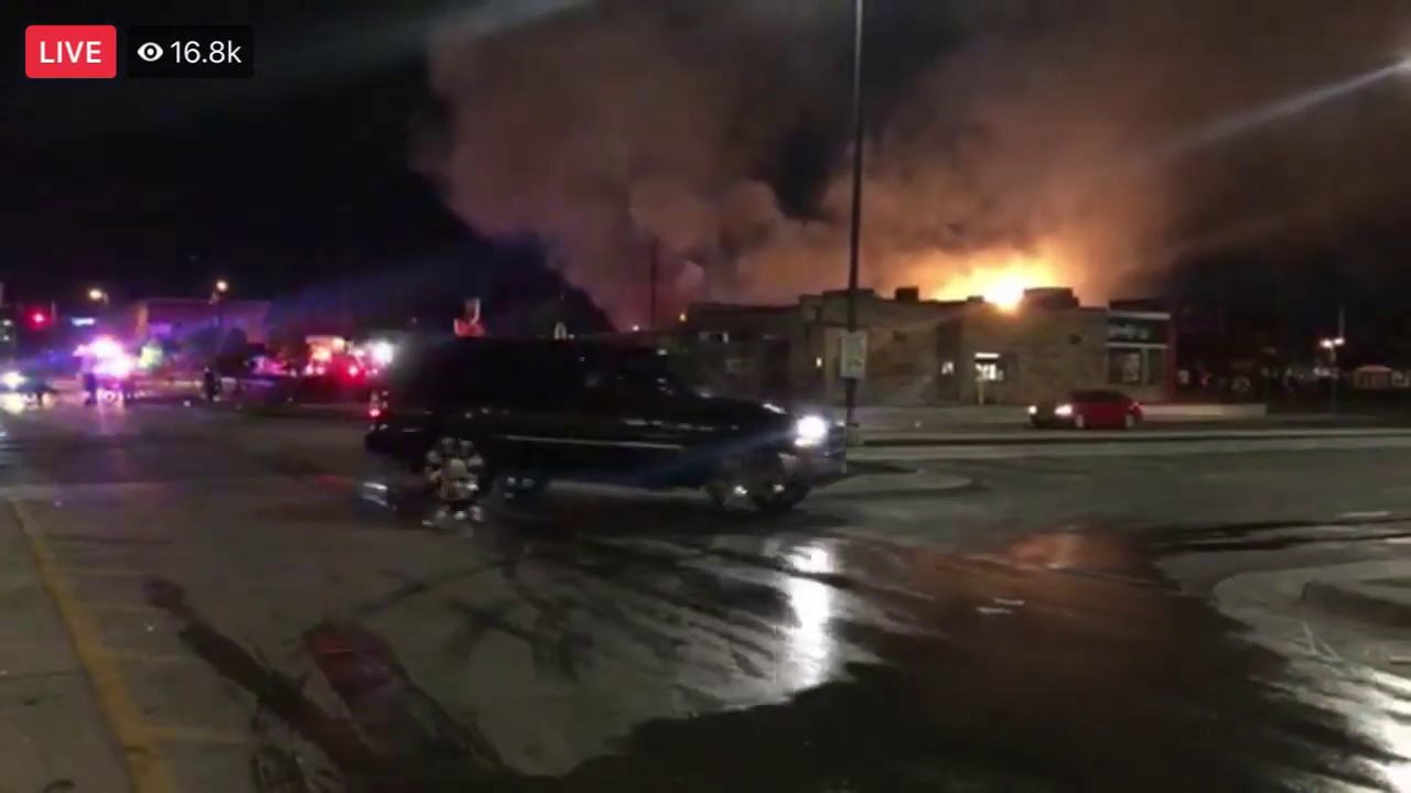 fire set on auto zone building justice for George Floyd🔥🔥🔥