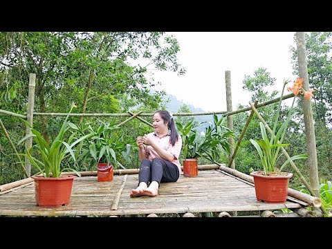 Arranging flowers to decorate bamboo floors carrying bananas to sell