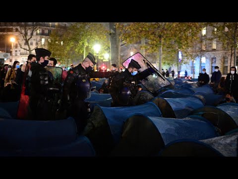 Un nouveau camp de migrants violemment démantelé à Paris