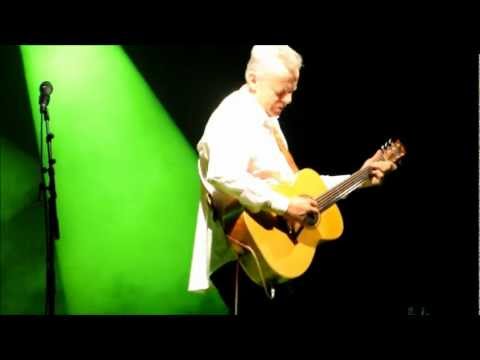 Tommy Emmanuel plays