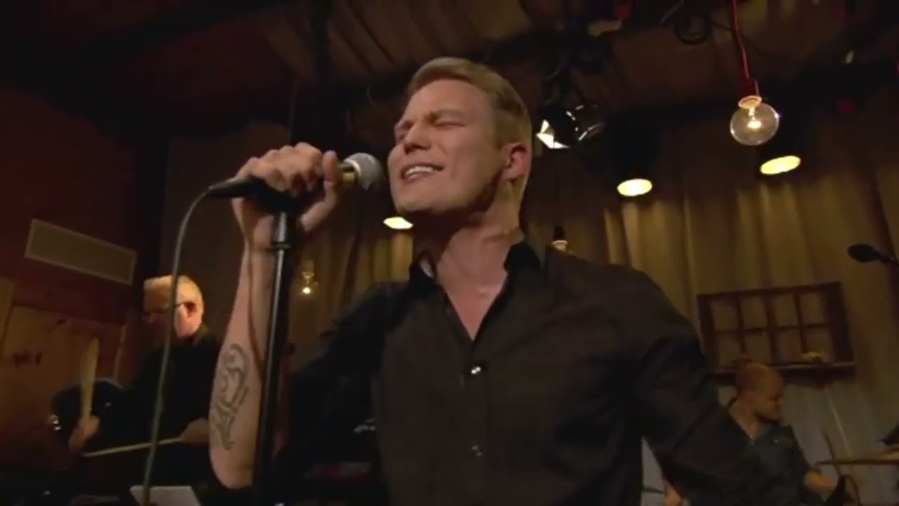 Cheek - Levoton tuhkimo - Vain Elämää