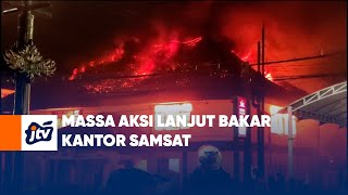 Protesters Continue to Burn the Kediri Samsat Office