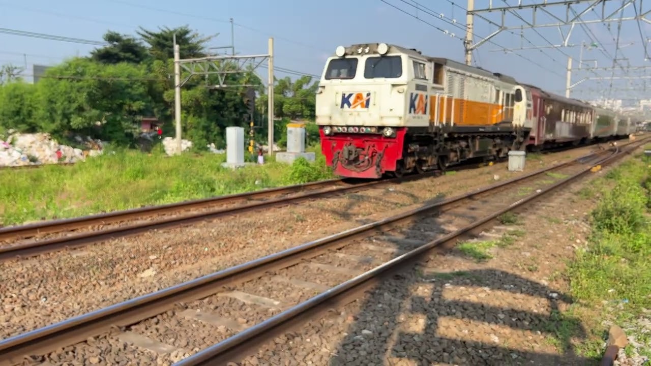 KRL BUATAN CHINA MELINTAS STASIUN JATINEGARA