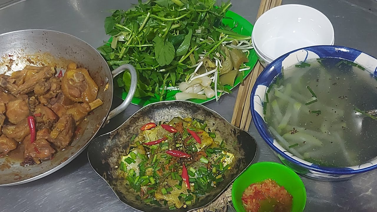 Ăn cơm đơn giản cá sặc kho khô và rau sóng chấm với thịt gà kho và canh bầu 