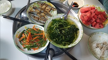 Mâm cơm đơn giản mà ngon khi ăn cùng gia đình, cá biển muối chiên, dưa hấu, đậu xào