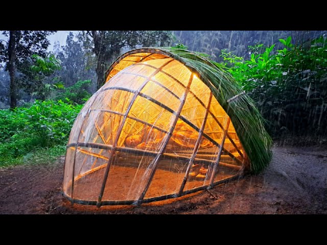 SOLO BUSHCRAFT HEAVY RAIN - BUILD A UNIQUE SHELTER - RELAX AND ENJOY THE SOUNDS OF NATURE class=