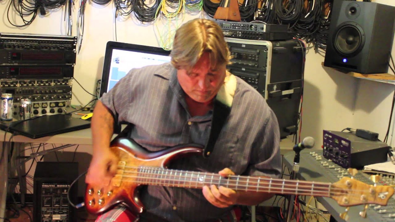 Worlds fastest bass player, One handed bass playing super fast pull offs