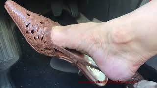 Slingbacks marrons e os meus calcanhares