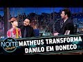 Matheus transforma Danilo em boneco | The Noite (26/10/17)