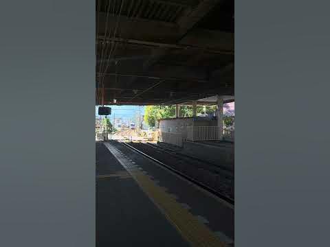 長野電鉄本郷駅を通過する、3000系特急列車。 YouTube